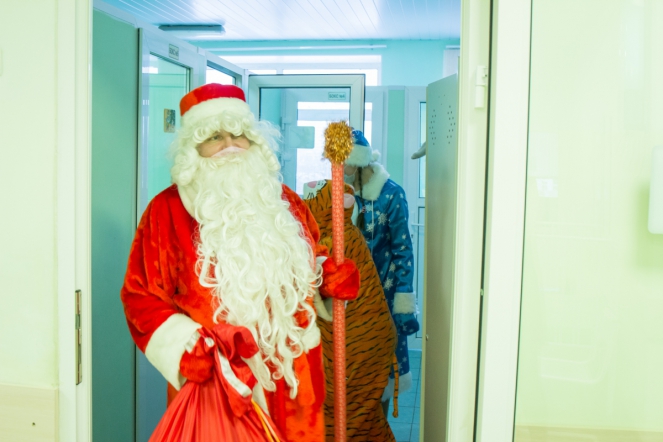 Дед Мороз вручил подарки пациентам Педиатрического университета