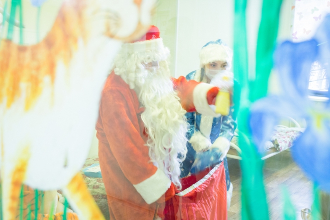 Дед Мороз вручил подарки пациентам Педиатрического университета 9