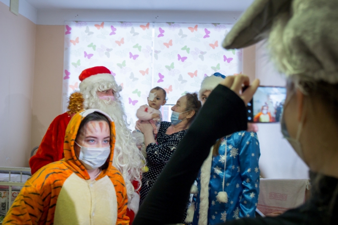 Дед Мороз вручил подарки пациентам Педиатрического университета 13