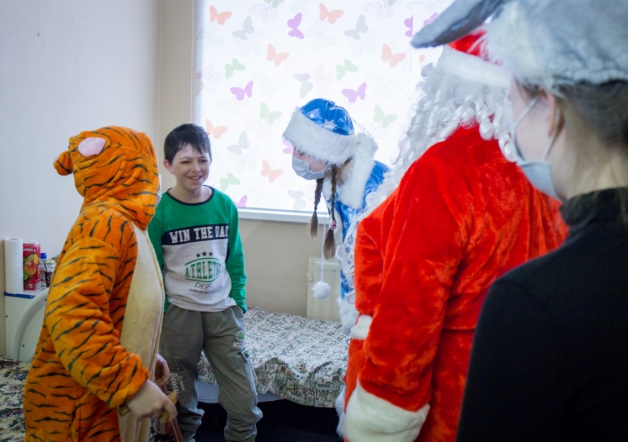 Дед Мороз вручил подарки пациентам Педиатрического университета 14