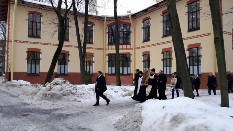 В Педиатрическом университете прошёл крестный ход 3