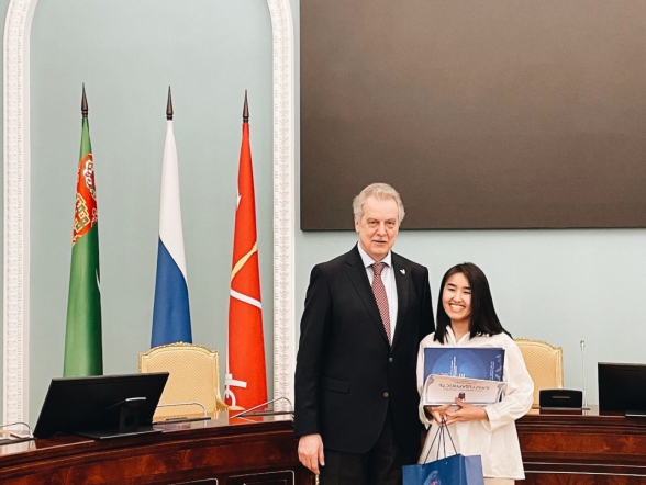 В Смольном наградили студентов из Туркменистана 6