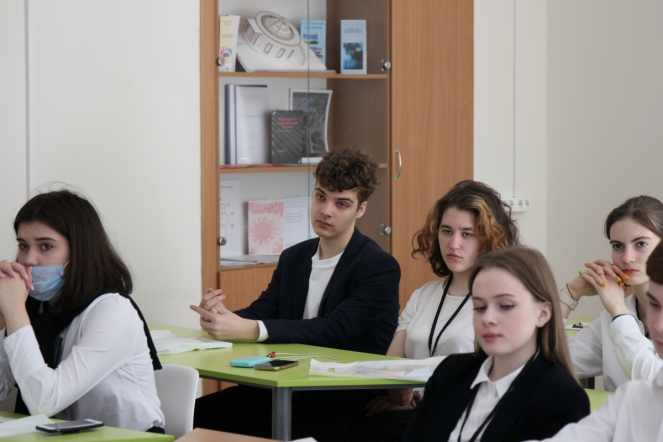 Представители СПбГПМУ провели лекцию для школьников 7