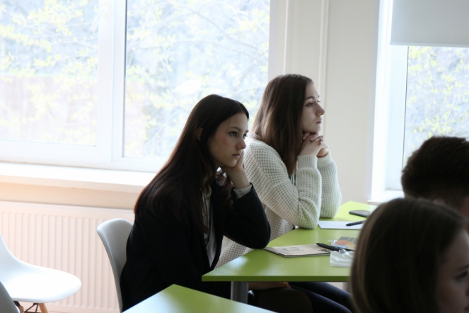 Представители СПбГПМУ провели лекцию для школьников 9