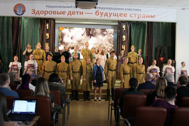 Студенты СПБГПМУ исполнили песни Победы 82