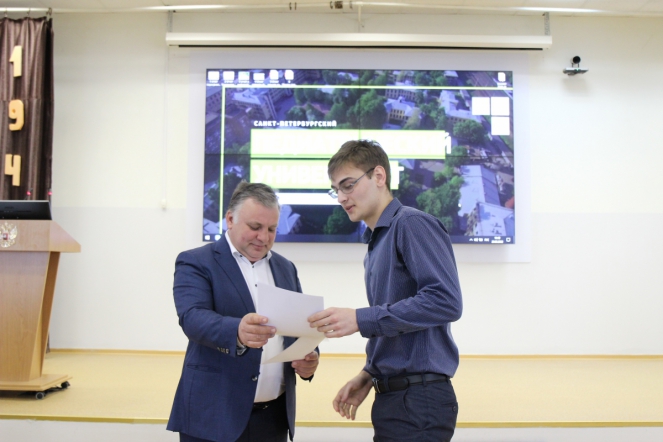 Ректор СПбГПМУ наградил призеров олимпиады по химии 1