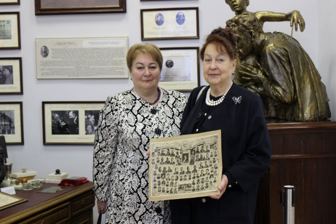 Династия врачей передала в музей СПбГПМУ уникальный экспонат