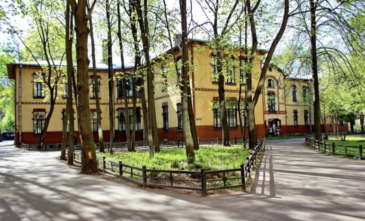 Девочка-бабочка прилетела в Педиатрический университет из Донецка