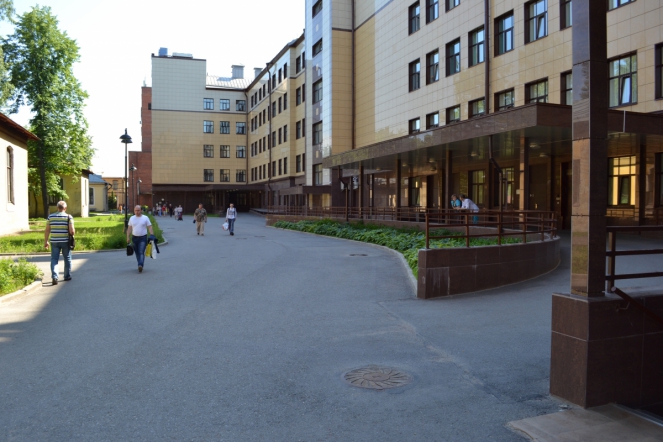 В Педиатрическом университете спасают девочку из Мариуполя