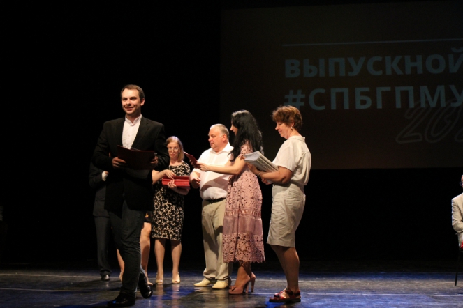 Вручение дипломов: фоторепортаж 51