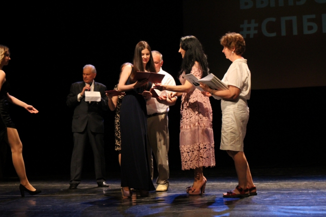 Вручение дипломов: фоторепортаж 57