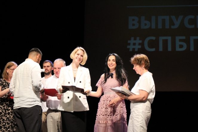 Вручение дипломов: фоторепортаж 68