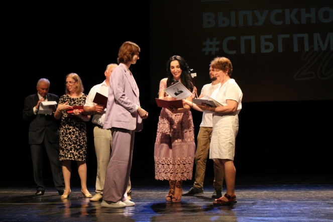 Вручение дипломов: фоторепортаж 69