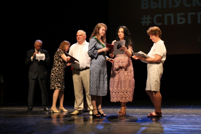 Вручение дипломов: фоторепортаж 73