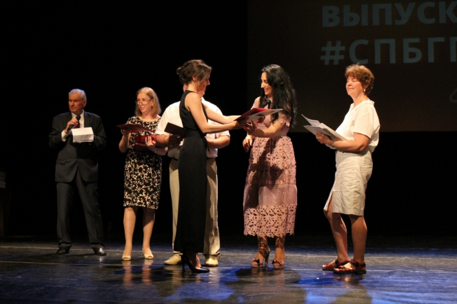 Вручение дипломов: фоторепортаж 78