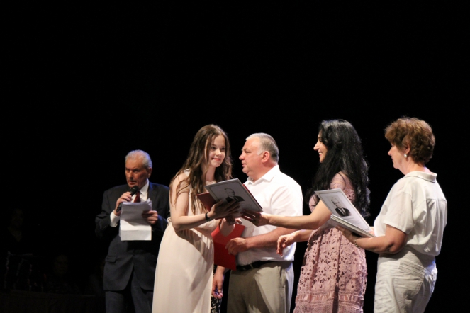 Вручение дипломов: фоторепортаж 88