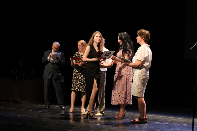 Вручение дипломов: фоторепортаж 98