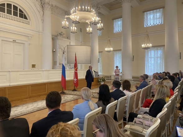 В Смольном вручили гранты на школьные лаборатории 3