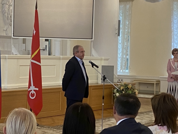 В Смольном вручили гранты на школьные лаборатории 5