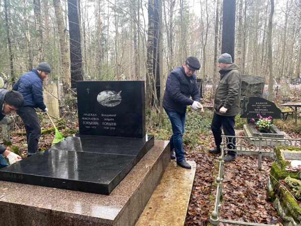 Сотрудники и студенты Педиатрического университета привели в порядок могилы академика Тура и профессора Гордеева 3