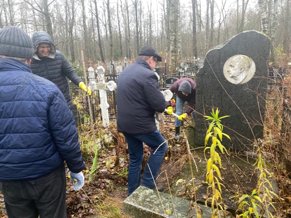 Сотрудники и студенты Педиатрического университета привели в порядок могилы академика Тура и профессора Гордеева 8