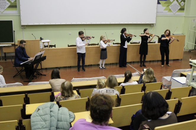 Ученики музыкальной школы №7 Выборгского района провели концерт для пациентов эндокринологического отделения Педиатрического университета 3