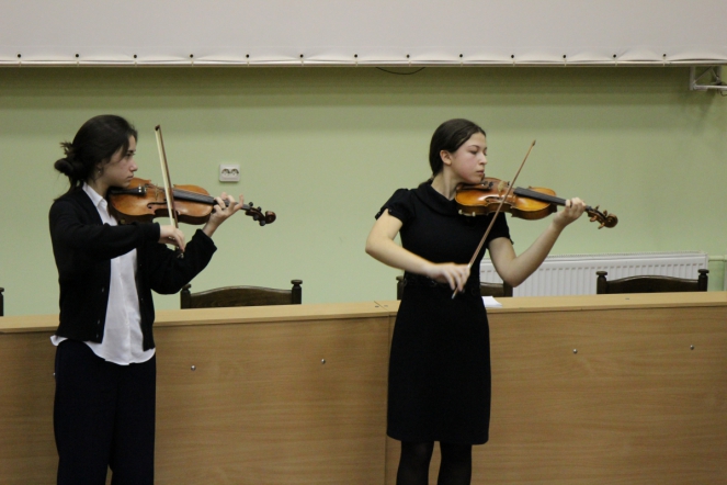 Ученики музыкальной школы №7 Выборгского района провели концерт для пациентов эндокринологического отделения Педиатрического университета 18