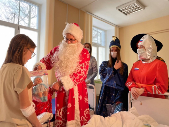 Сказка в Новый год: к маленьким пациентам Педиатрического университета пришел Дед Мороз