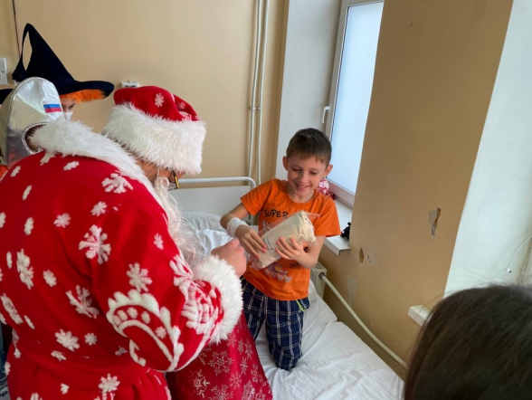 Сказка в Новый год: к маленьким пациентам Педиатрического университета пришел Дед Мороз 3