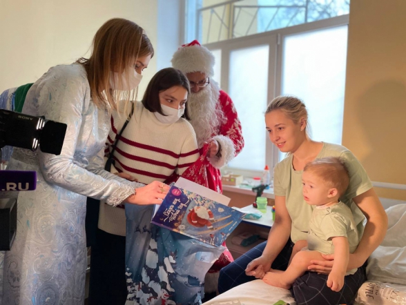 Сказка в Новый год: к маленьким пациентам Педиатрического университета пришел Дед Мороз 4