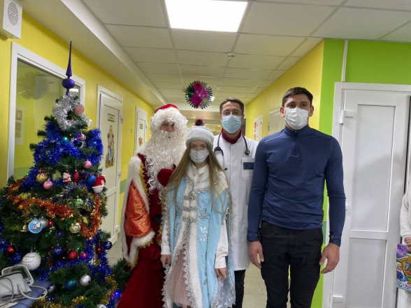 Сказка в Новый год: к маленьким пациентам Педиатрического университета пришел Дед Мороз 6