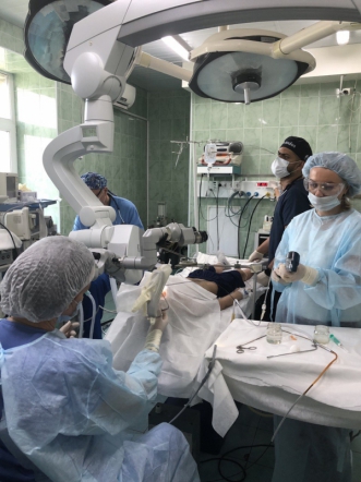 Иностранные студенты ассистируют на уникальных операциях ЛОР отделения Педиатрического университета