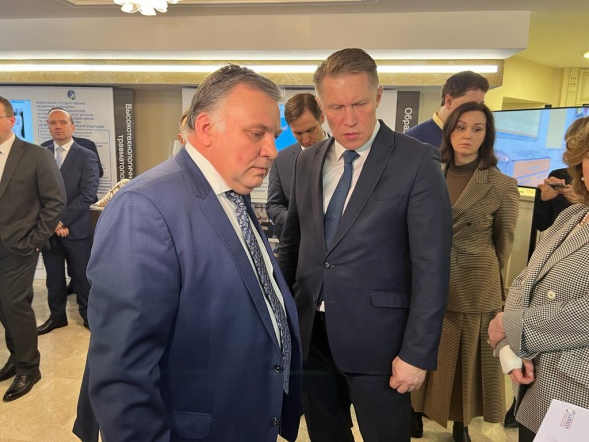 Министр здравоохранения Российской Федерации осмотрел стенд Педиатрического университета на выставке «Охрана здоровья матери и ребёнка» в Совете Федерации