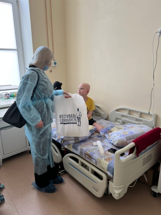 Волонтёры навестили пациентов онкогематологического отделения Педиатрического университета 2