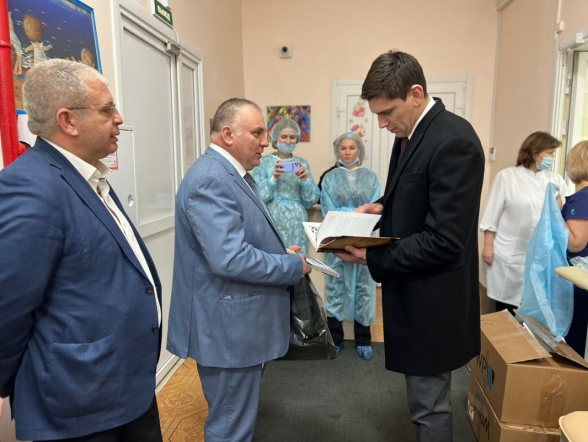 Волонтёры навестили пациентов онкогематологического отделения Педиатрического университета