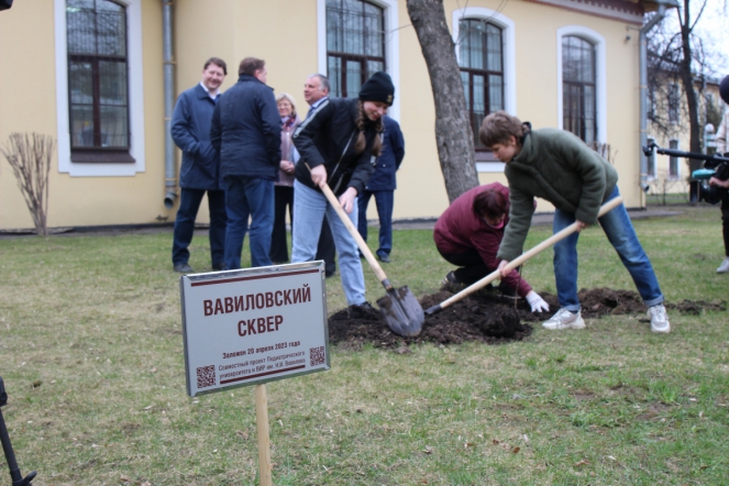 В преддверии Дня Земли в Педиатрическом университете открыли Вавиловский сквер