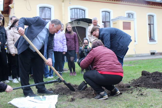 В преддверии Дня Земли в Педиатрическом университете открыли Вавиловский сквер 5