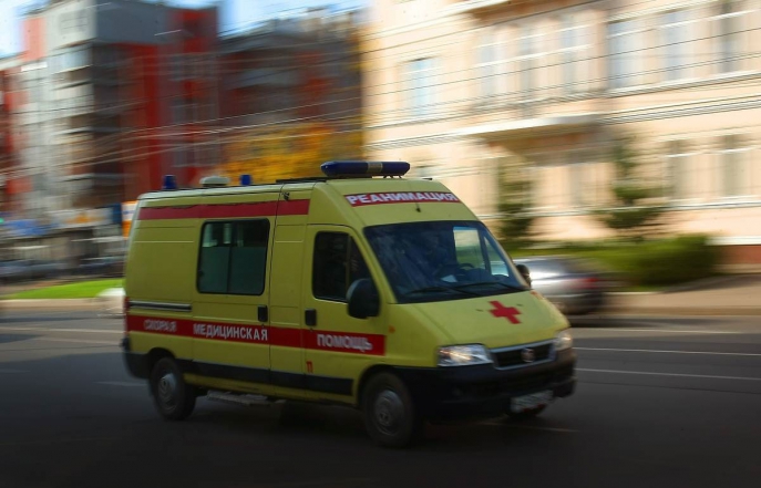 В Педиатрическом университете спасают подростка, прыгнувшего с пятого этажа