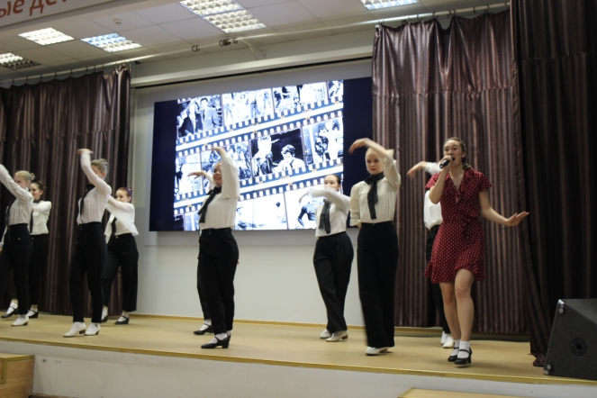 Студенты Педиатрического университета исполнили песни о мире, весне и любви к жизни 13