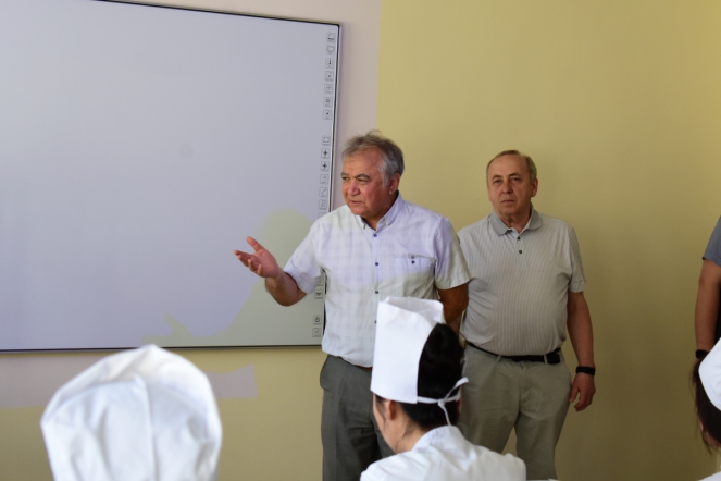 Дмитрий Иванов поздравил пациентов клиники Ташкентского педиатрического медицинского института с Днём защиты детей 1