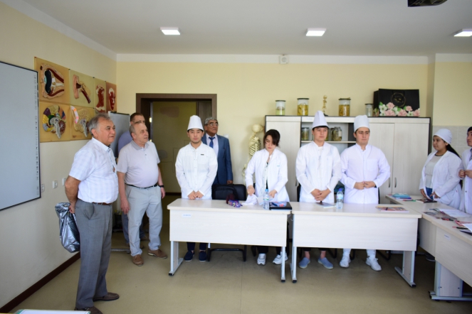 Дмитрий Иванов поздравил пациентов клиники Ташкентского педиатрического медицинского института с Днём защиты детей 7