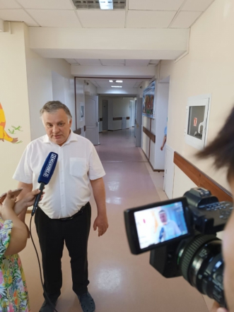 Дмитрий Иванов поздравил пациентов клиники Ташкентского педиатрического медицинского института с Днём защиты детей 8