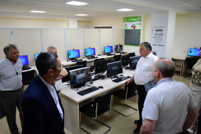 Дмитрий Иванов поздравил пациентов клиники Ташкентского педиатрического медицинского института с Днём защиты детей 9