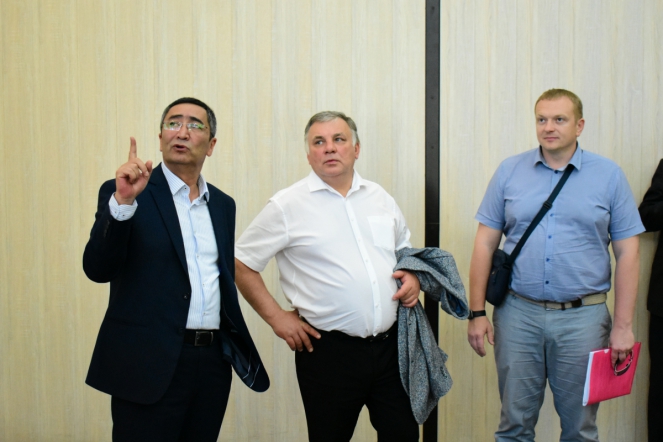 Дмитрий Иванов поздравил пациентов клиники Ташкентского педиатрического медицинского института с Днём защиты детей 10