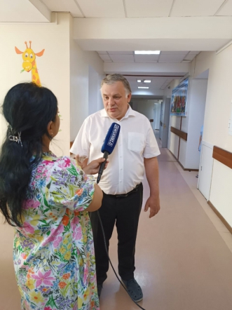 Дмитрий Иванов поздравил пациентов клиники Ташкентского педиатрического медицинского института с Днём защиты детей 14