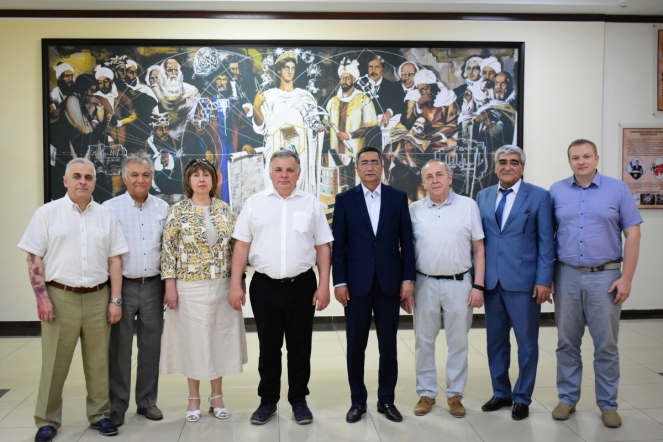 Дмитрий Иванов поздравил пациентов клиники Ташкентского педиатрического медицинского института с Днём защиты детей 17