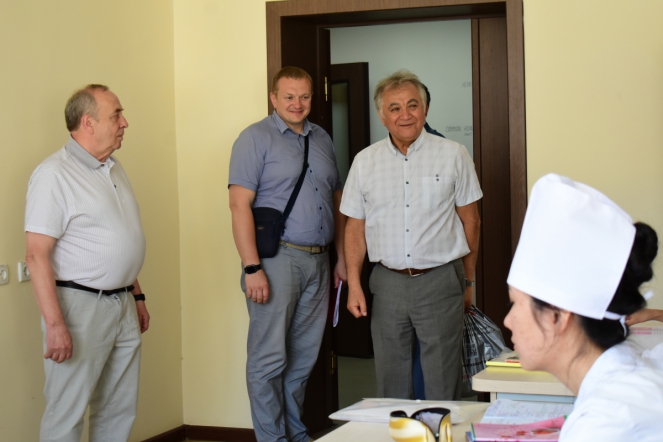 Дмитрий Иванов поздравил пациентов клиники Ташкентского педиатрического медицинского института с Днём защиты детей 21