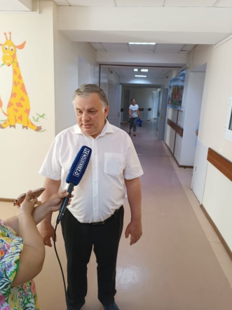 Дмитрий Иванов поздравил пациентов клиники Ташкентского педиатрического медицинского института с Днём защиты детей 22