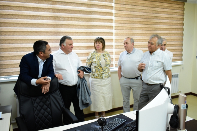 Дмитрий Иванов поздравил пациентов клиники Ташкентского педиатрического медицинского института с Днём защиты детей 25