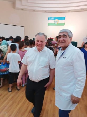 Дмитрий Иванов поздравил пациентов клиники Ташкентского педиатрического медицинского института с Днём защиты детей 27